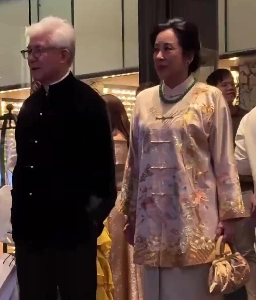 港姐朱玲玲[赞][赞][赞][赞]
网评：朱玲玲，两嫁豪门的真命天女[比心][比