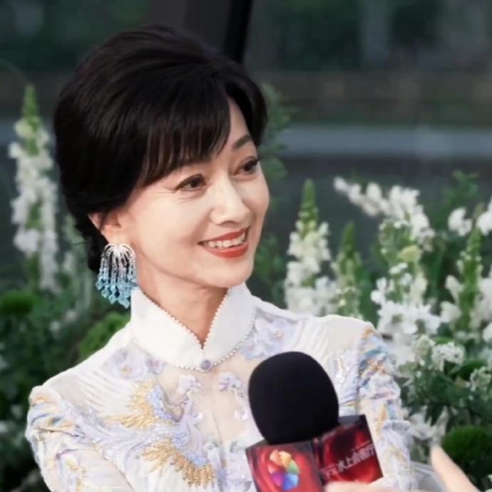 今天赵雅芝在北京走红毯，她这次穿了一件白色的凤纹旗袍，气质太出众了。

赵雅芝确