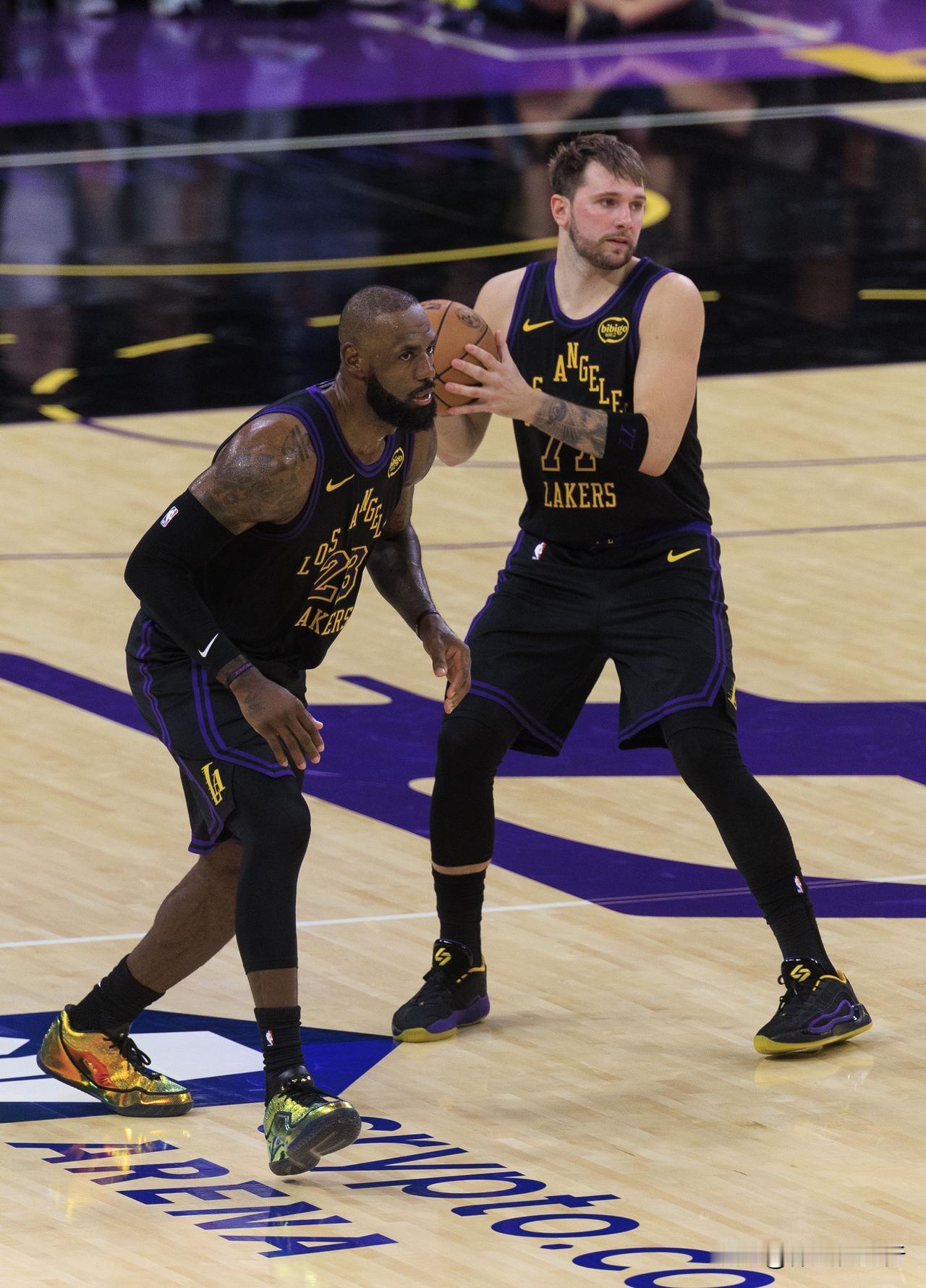 詹姆斯宝刀已老，终究抵不过岁月，正负值负33分，太辣眼睛，这可是圣诞大战呀！
