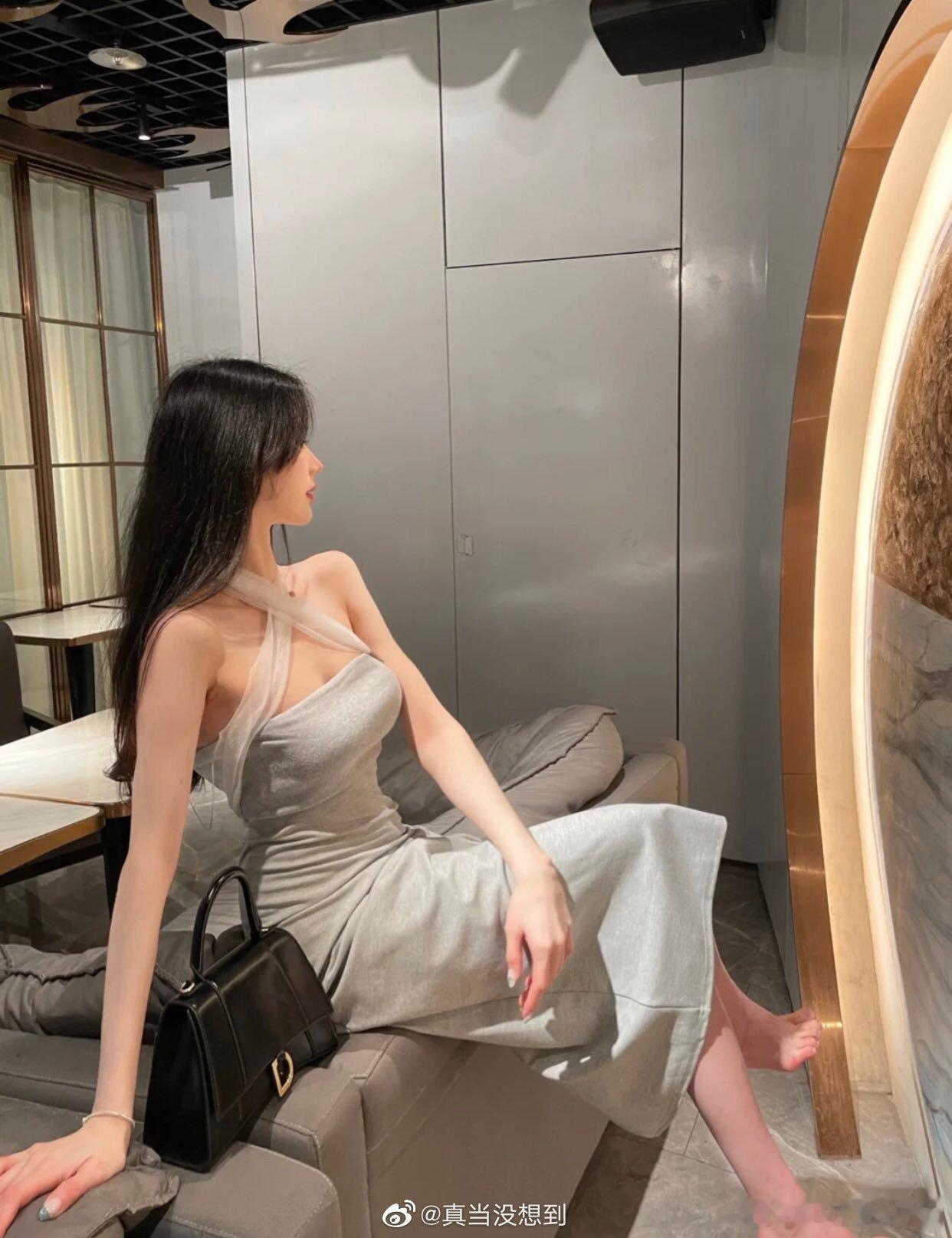 今天A股就一句话：你要站在光里，不要光站在那里，更不要光着站在那里，更更不要被扒