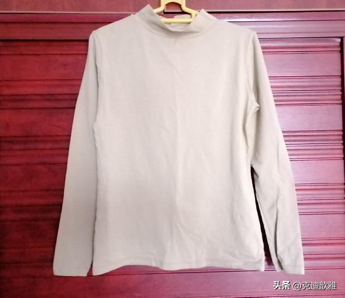 那天，妹妹送给我一件衣服。
她告诉我，这是一件新衣服，买回来下了一次水，缩水了，