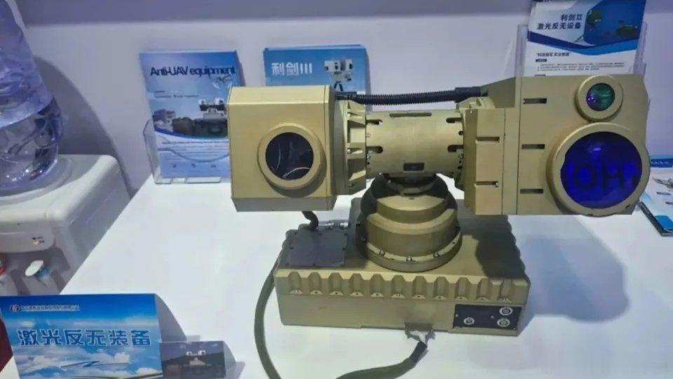 凤凰新闻【中国单兵激光武器亮相，500米外烧毁无人机仅用4秒，装进背包就能走】据