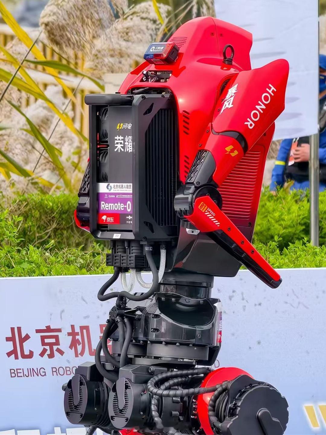 荣耀机器人打破人类半马纪录 在2026亦庄人形机器人半马赛事中，荣耀齐天大圣队自