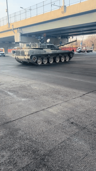 这是内蒙古包头一条非常有名的道路名曰:“坦克路”。
这条道路是经过特殊加固过的，