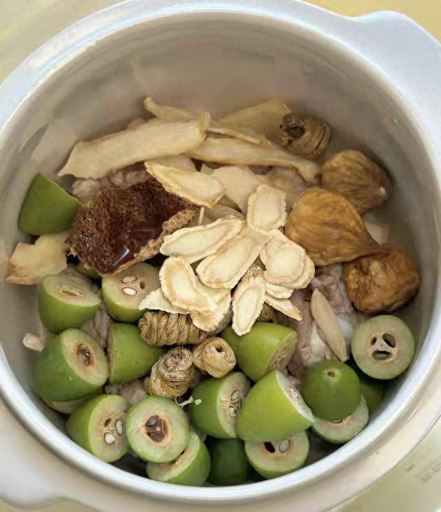翻来覆去睡不着眼睛干涩发红肝火旺了常喝3道汤水把火浇灭睡眠香