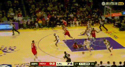 落后18分？詹姆斯发威：末节初连攻6回合狂刷6分。
3节落后18分算个屁？图1快