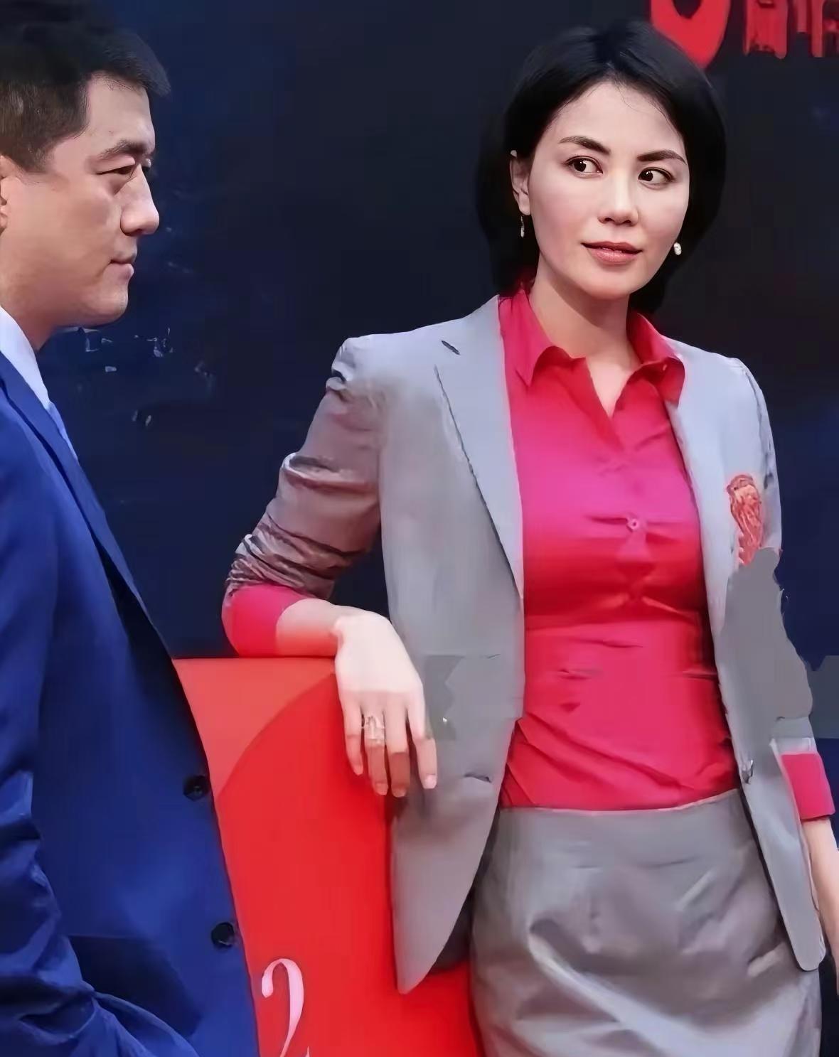 翻到王菲李亚鹏旧照直接被眼神戳穿！这哪是天后，分明是恋爱脑小女生啊！
 
李亚鹏