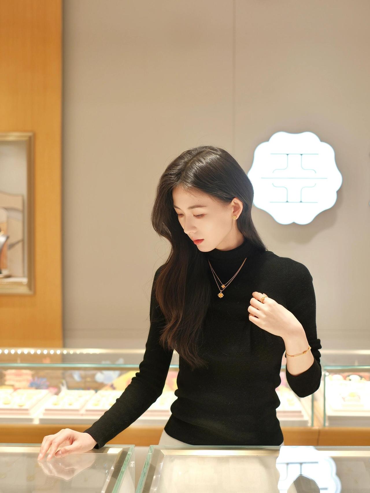 临江仙·岁序添红
 
金饰轻垂衫影黑，眸光漫过璃窗。
指尖轻捻岁时香，鬓边星子，