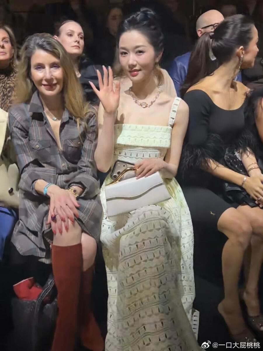 时装周风云人物岳雨婷ElieSaab头排看秀，心情依旧大好，感觉座位有点挤时装周