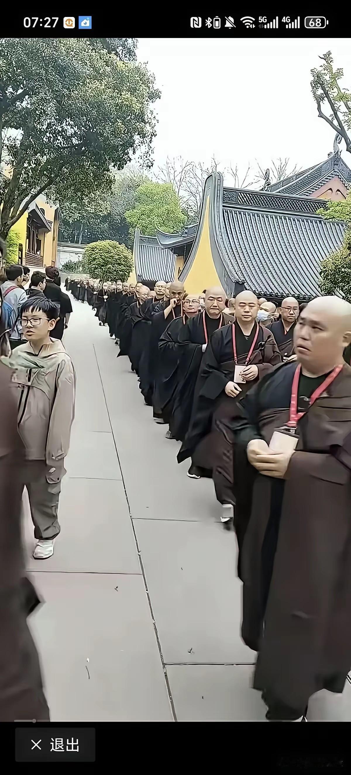 古代朝廷为什么要规定和尚头顶必须留戒疤？
因为这是最好区分真假和尚的办法，正规的