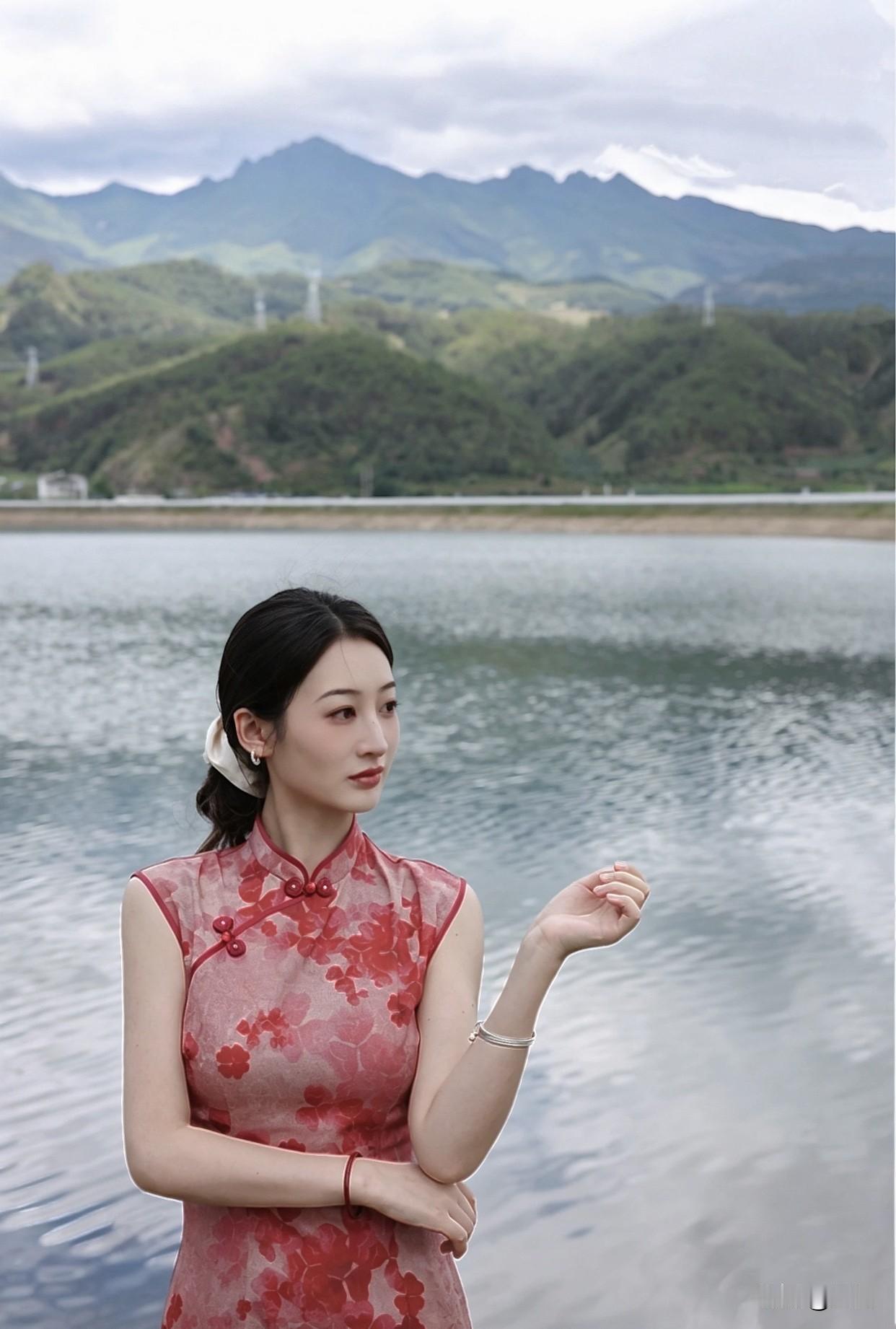 晒图笔记大赛湖畔轻纱舞，红妆映碧波。