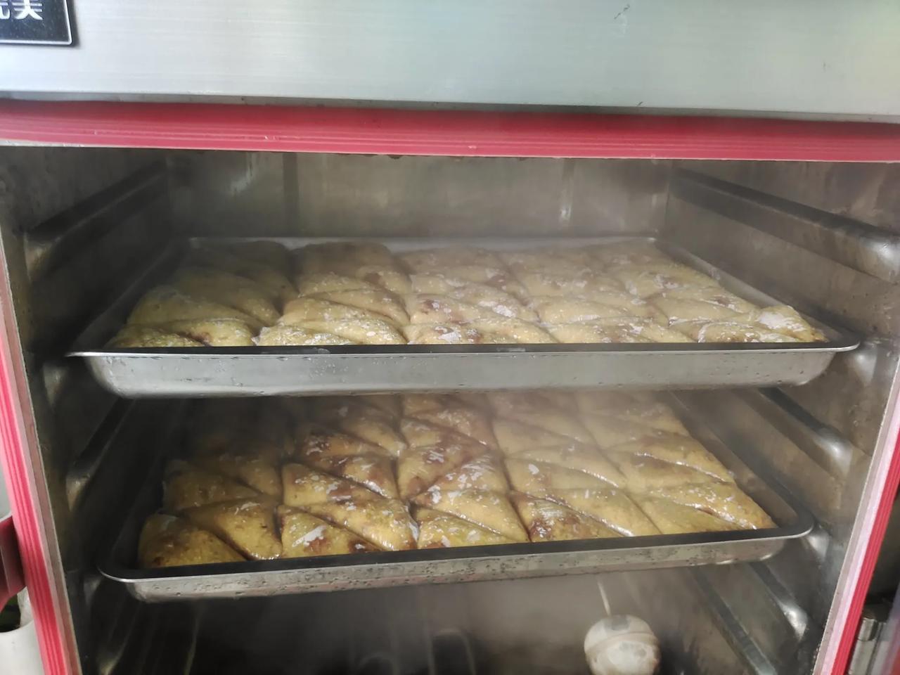 菏泽美食体验记
今晚先去了菏泽老城区的民霞黄米粽，热气腾腾晶莹剔透的黄，小米和枣