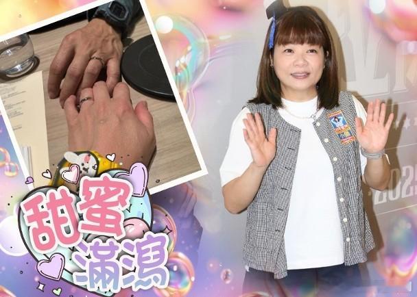 小儀突宣布結婚　晒婚戒冧爆：找到自己愛的.前電台DJ阮小儀今日（25日）突然公布