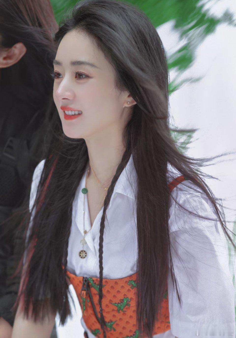 赵丽颖独自出门逛街有剧待播，还是腾讯大剧，事业不愁，出门溜达怎么啦？想怎么走就怎