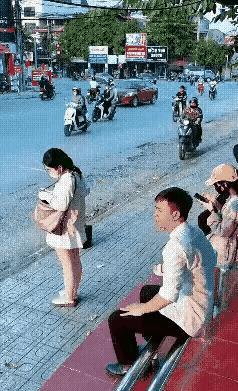 说个真事儿，刚才刷到的，愣是把我给看乐了。

监控底下，一哥们儿正常走道儿，后头