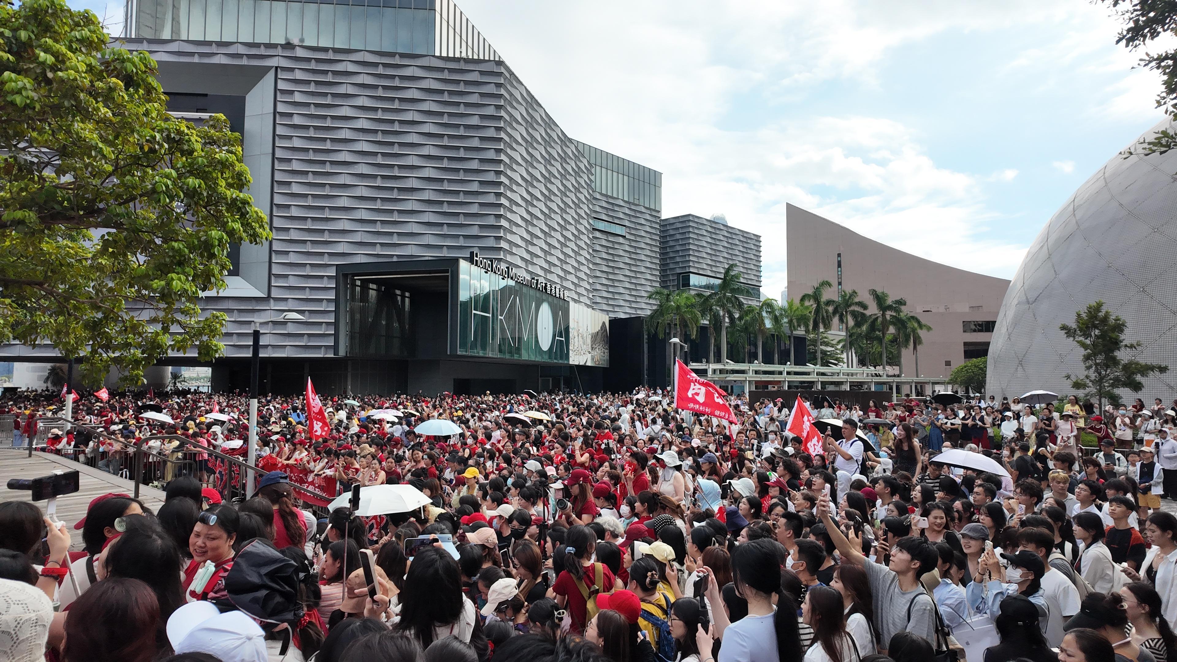 肖战香港人气太顶了肖战这可是工作日啊 