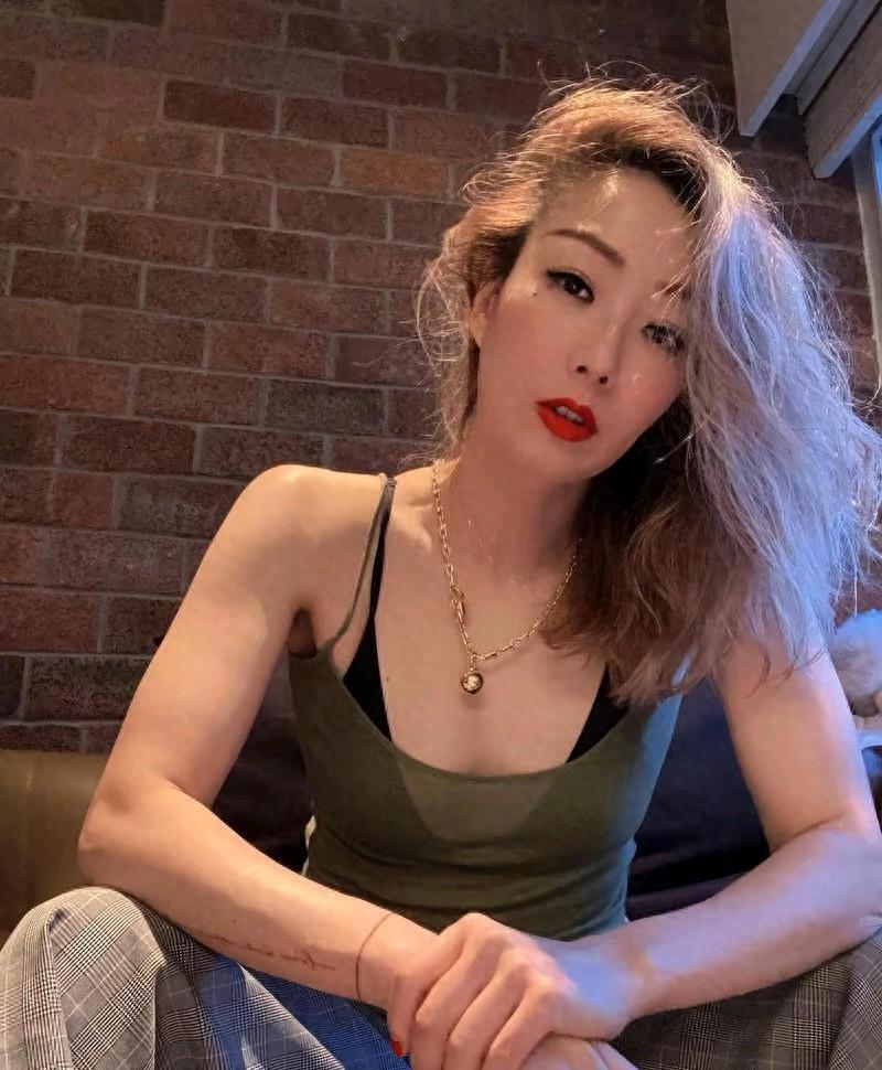 郑秀文52岁了，跟了许志安快半辈子了，两个人没有孩子，我不明白，为什么对方出轨了