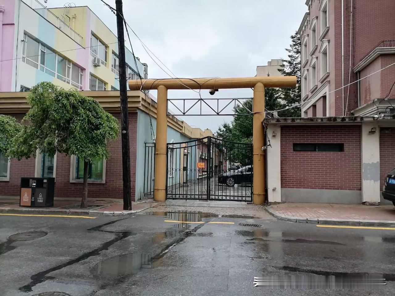 位于长春市人民大街北段，当年的“新京神社”残存的物件，这物件看着像大门，此外还留