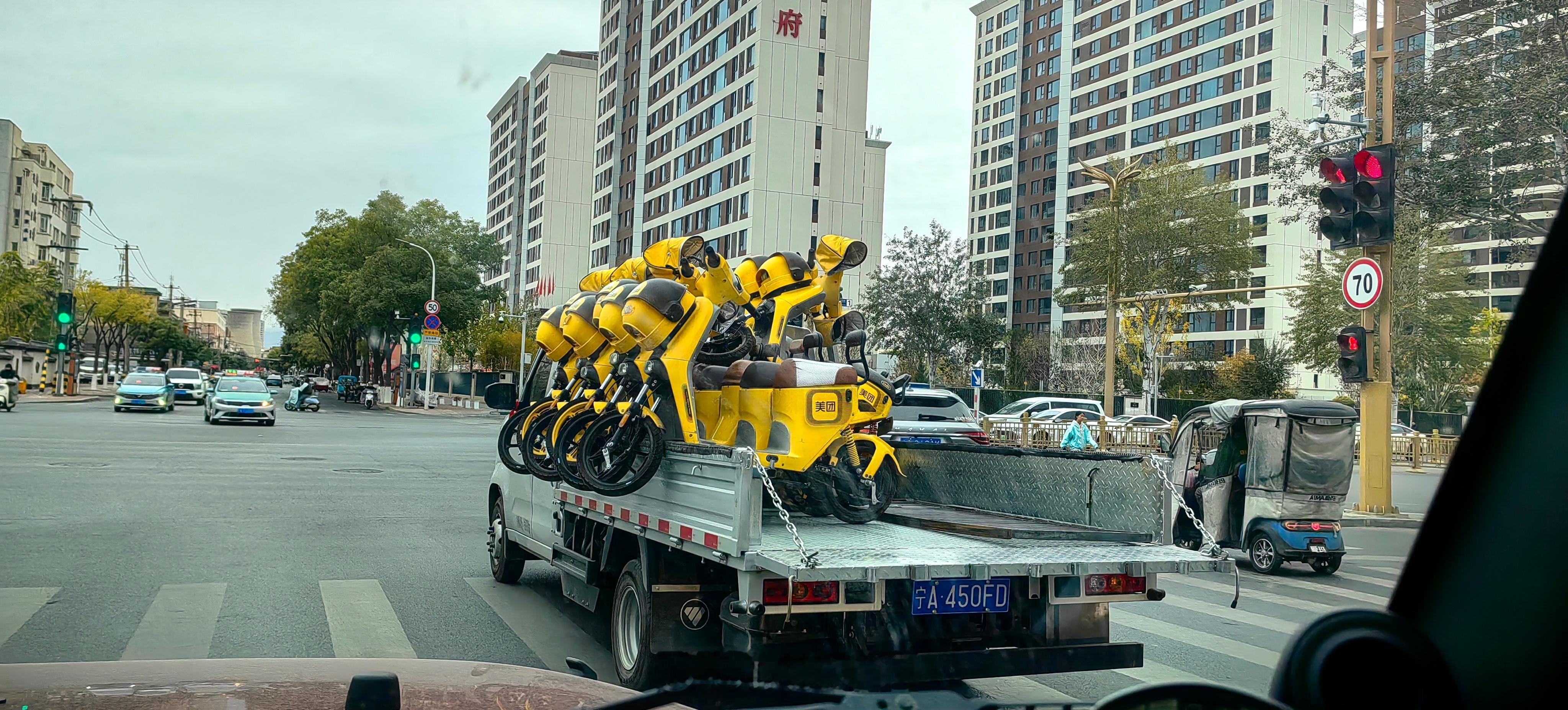 城市今天下雨。小的雨。骑共享电动车的人也不多了。电动车[超话]银川史记秋日随手拍