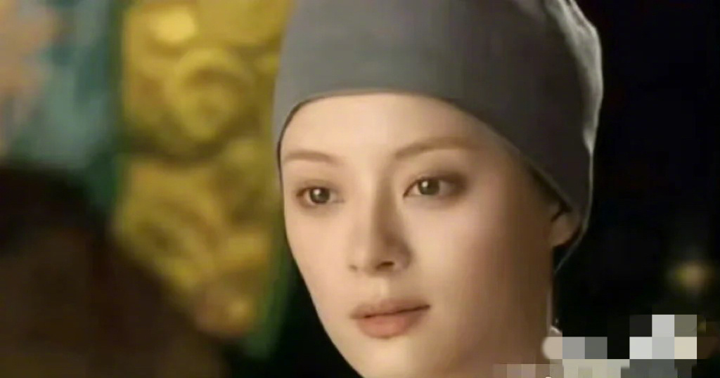 王鹤棣被确诊甘露寺嬛嬛这张灰色冷帽造型真的好像在甘露寺的嬛嬛，果然这个世界就是一
