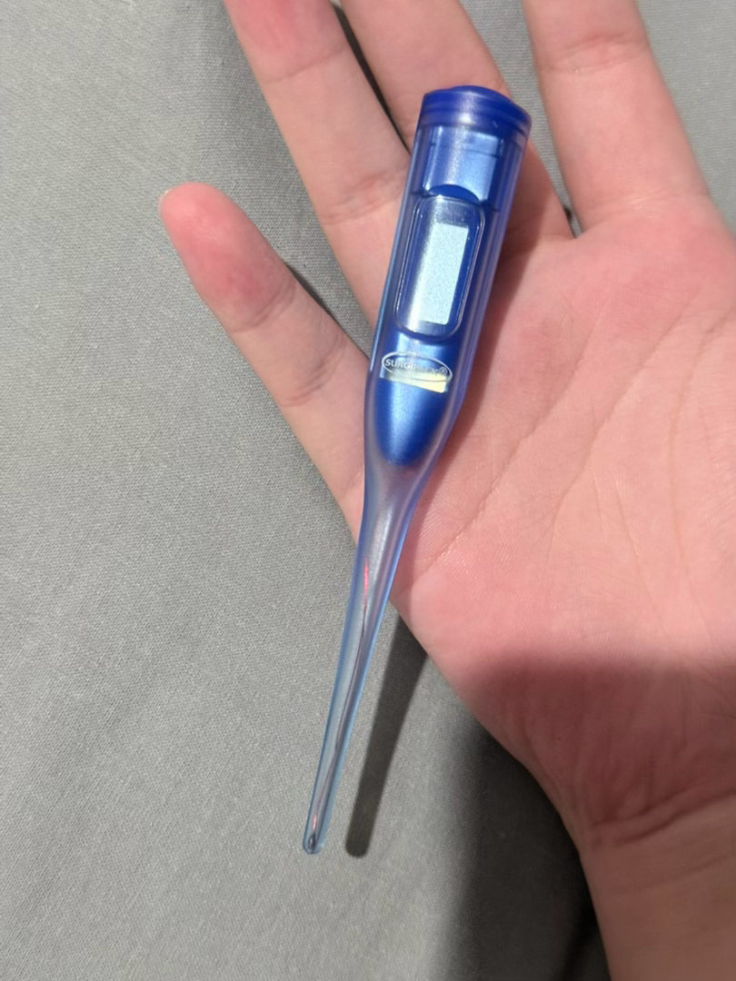 额我今天才知道这个温度计是放在嘴里的。 