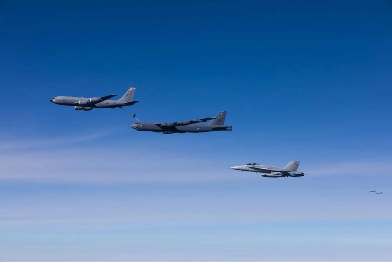 周日，两架美国空军B-52重型轰炸机降落在罗马尼亚东部的米哈伊尔·科格尔尼西亚努