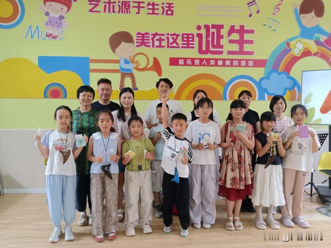 近日，勉县青少年校外活动中心我校陶笛班顺利开展了家长开放日活动。家长们走进课堂，