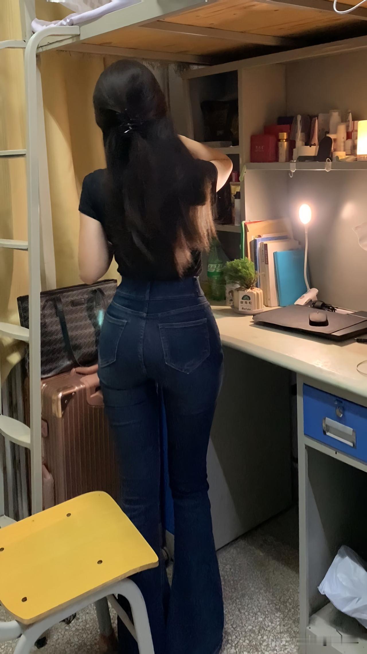 室友这身材也太好了吧