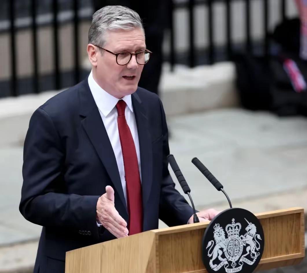 英国首相斯塔默23日在接受议会联络委员会质询时说，英国必须做好伊朗战事不会“迅速