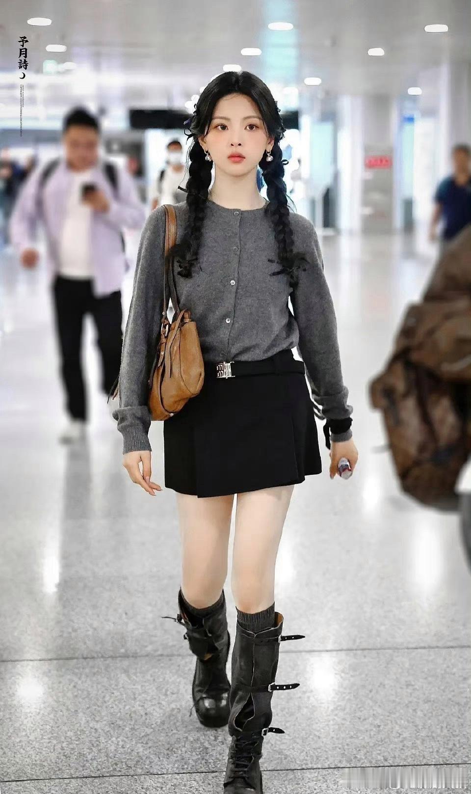 杨超越还蛮适合学院风的，像邻家女孩 ​​​
