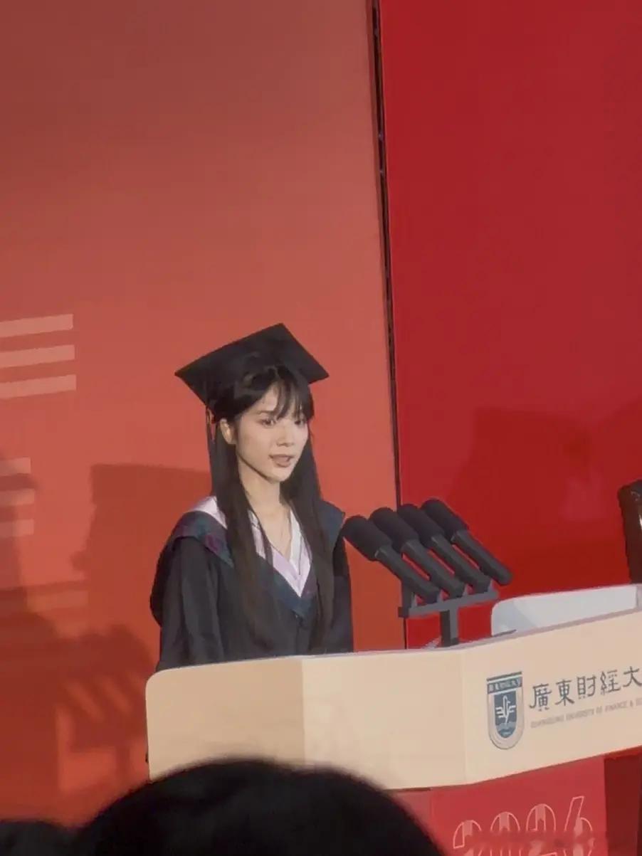 李思潼毕业典礼生图李思潼毕业典礼照李思潼毕业啦 