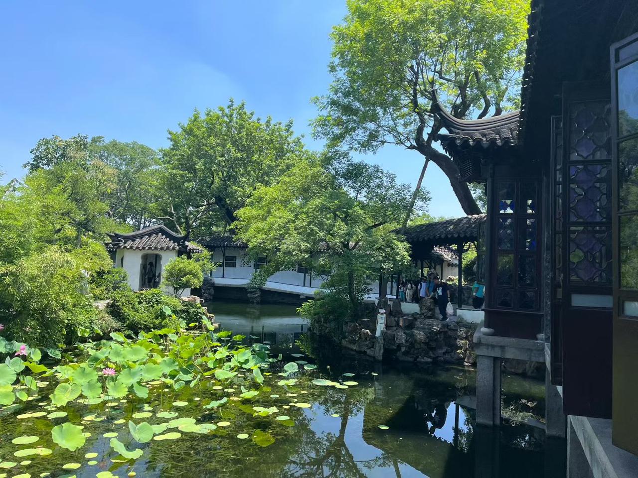 电视出现吻戏时要不要支开孩子？

上初中女儿的回答：为什么一到这种桥段你们就故意