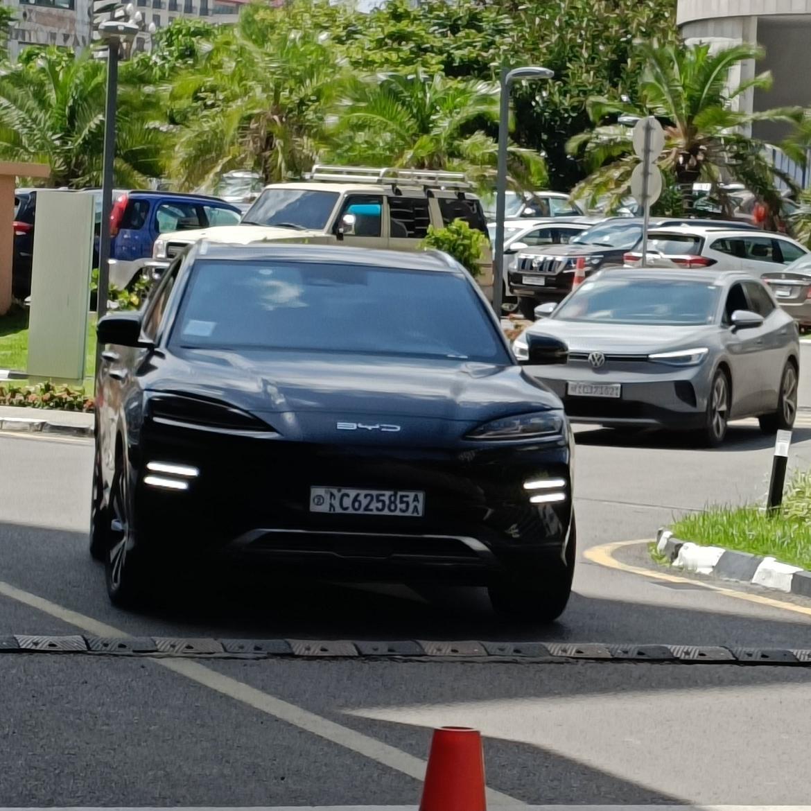 看车牌，猜国家系列。
这个国家的车牌大家应该见的不多吧
电车出海 大v聊车