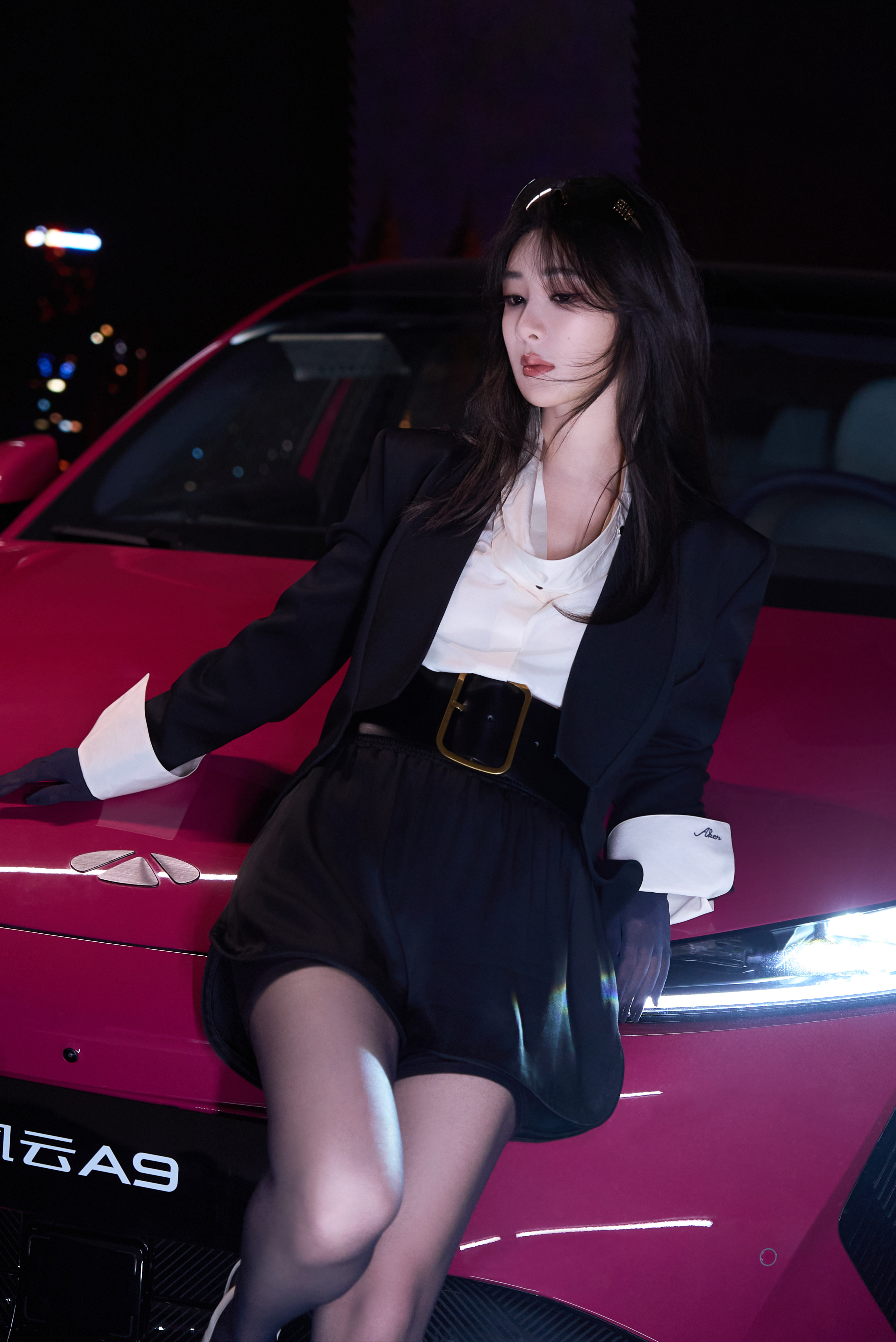 夜色红车衬得又美又飒风云A9堪称绝佳出片搭子同款合拍姿势快来复刻跟着杨紫向美好出