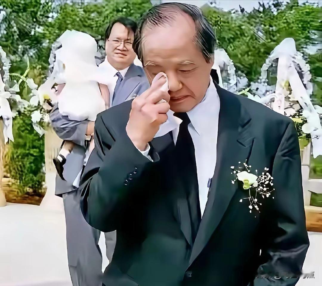 1997年，李政道护送妻子骨灰回苏州，下葬时跳进墓穴擦拭眼泪。
 
被他护在怀里