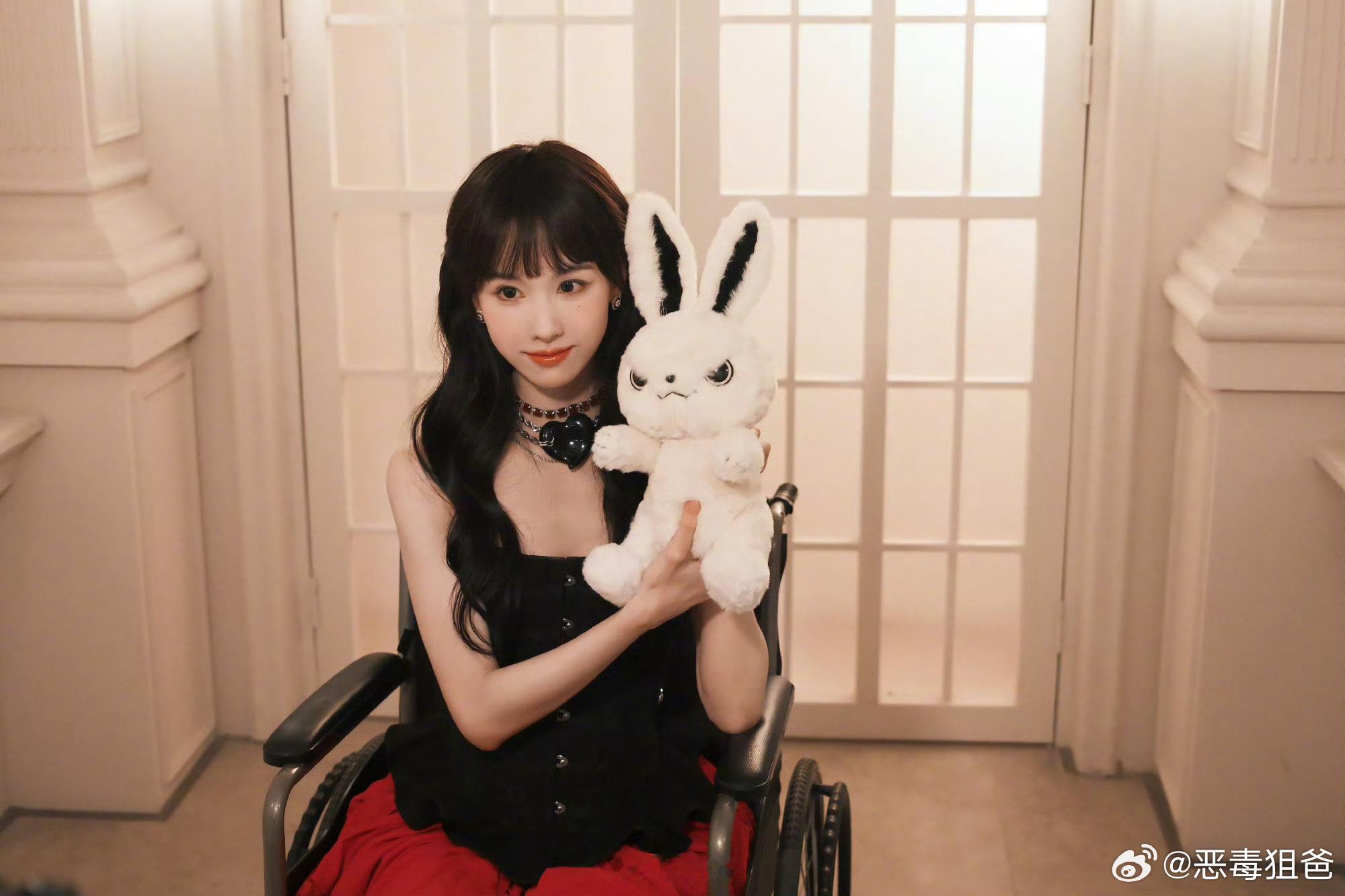 陈都灵新年营业图来了今天是白幼薇来给大家拜年了 