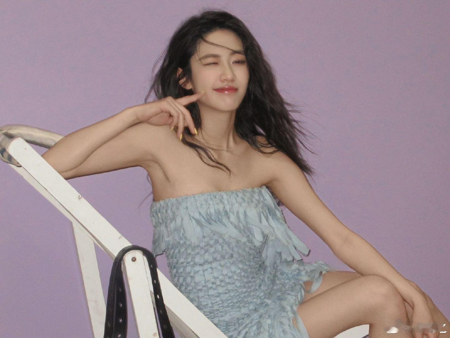 张艺凡向涵之亲了 张艺凡惊喜感拉满！可甜可酷可御风格百变，可塑性超强，每种模样都