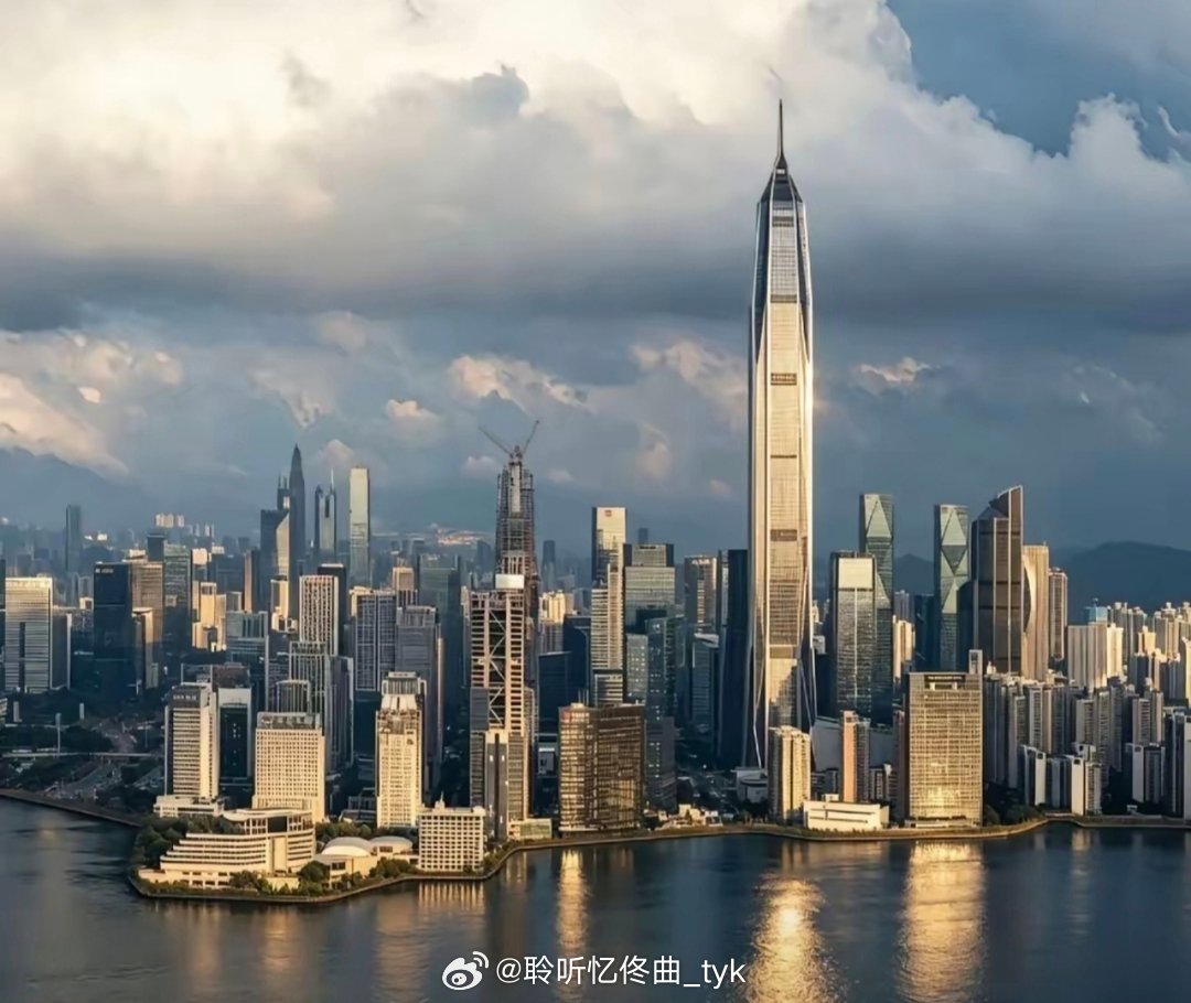 为什么有水和没水，会让一个城市差别那么大？建筑没变，把大草坪变成水，气质一下就上