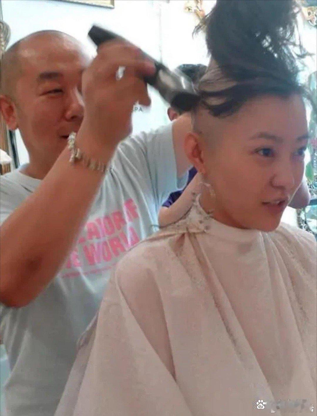 郝蕾真拼，为事业剃光头也美。你喜欢她吗 