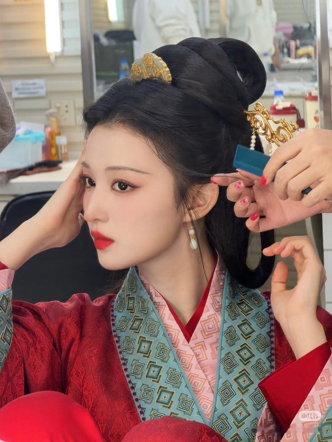 王楚然的春晚花神妆好美啊 