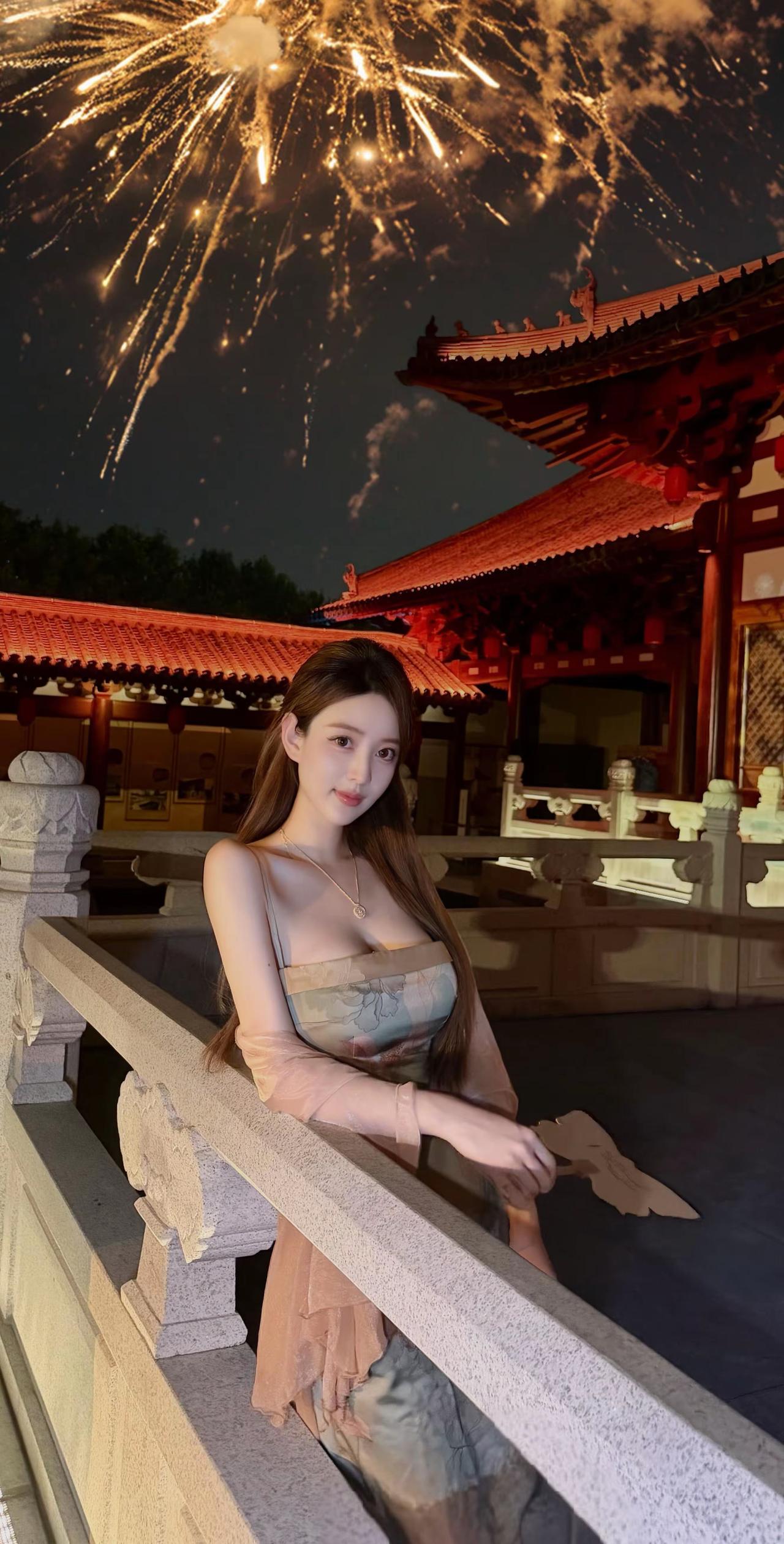 夜色溶溶月照廊，佳人静立暗香扬。
柔眸恰似秋潭水，漫揽清辉入晚凉。
 甜美小仙女