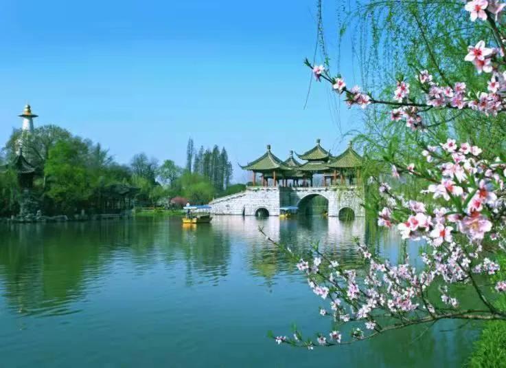 《江南》

江南处处是春天
不用彩绘如画屏
小桥楼台烟雨中
千年古韵诗里游

美