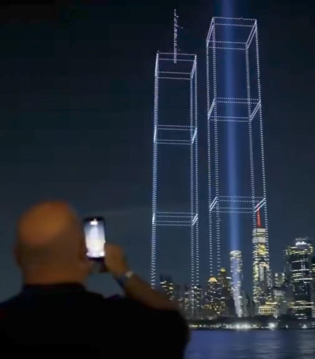 近日，美国纽约，有人组织了一场灯光加无人机秀，纪念“9.11”世贸大楼遇袭25周