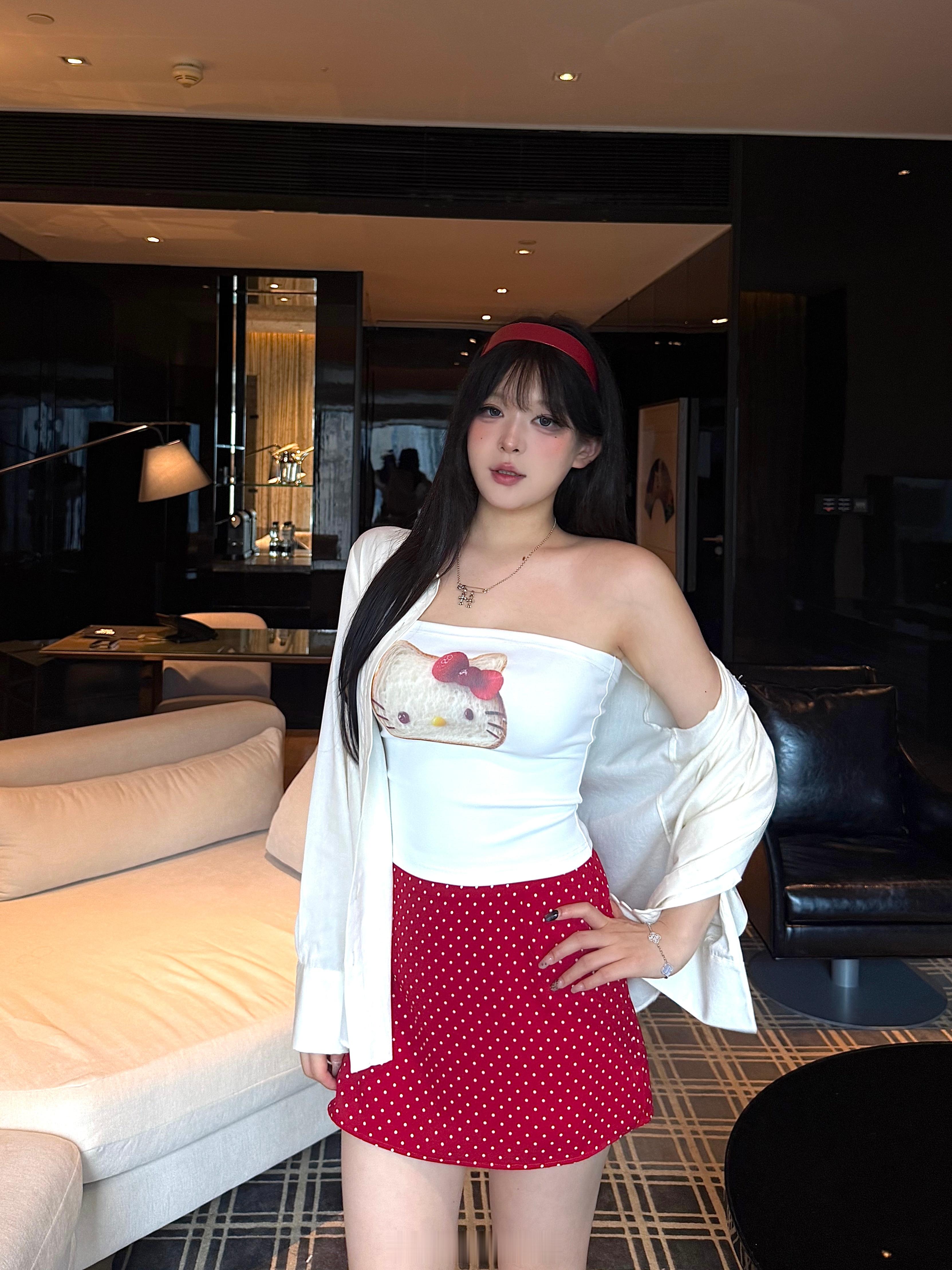 下午6点 啵啵间来报道~今晚8点上新 -“尤娜Tee”清甜韩系 仿羊绒系带V领抽