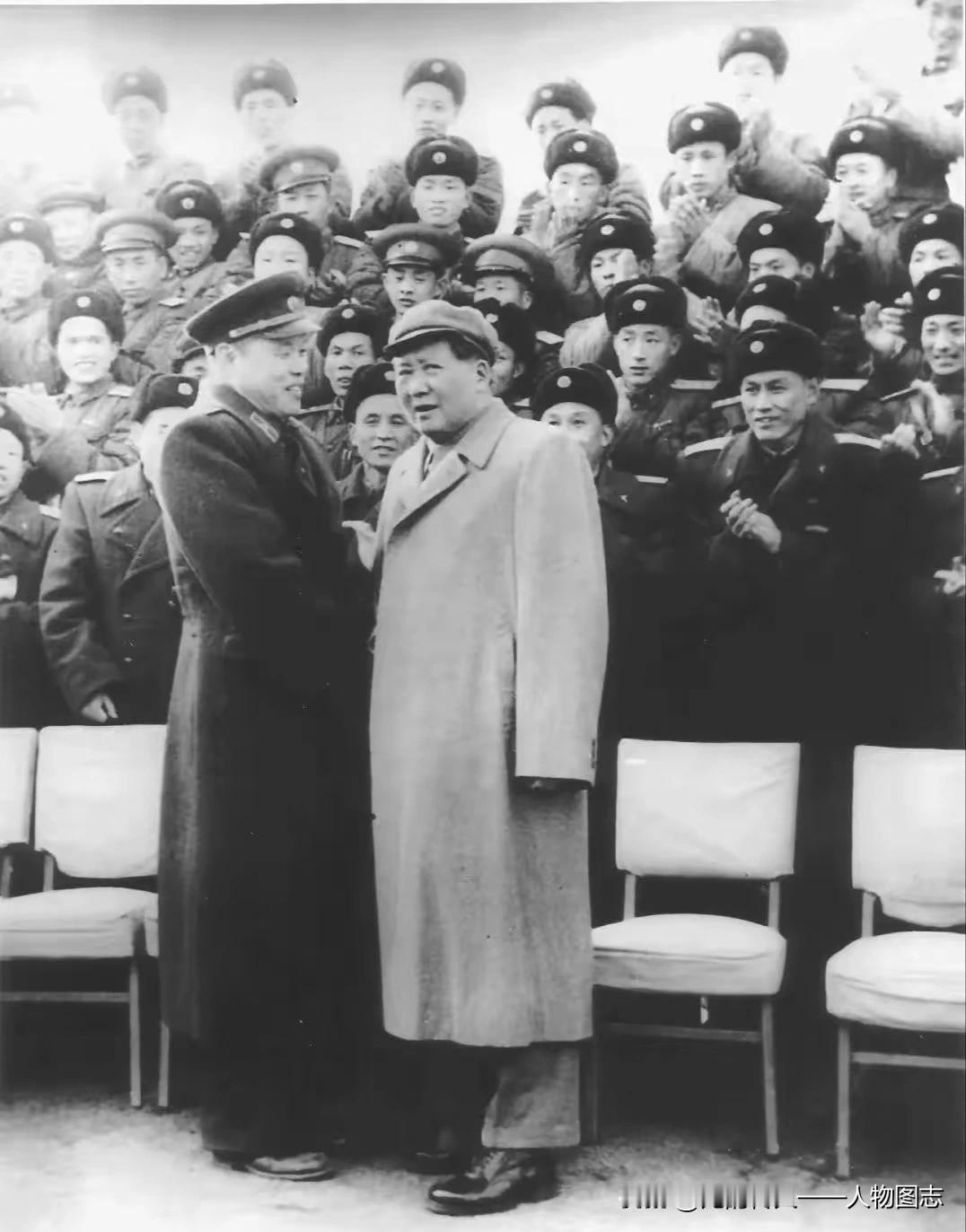 1950年代中期毛主席前来检阅接见某炮兵部队的全体官兵。毛主席接见炮兵部队的副司