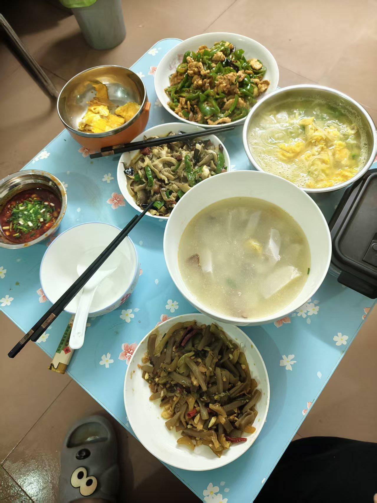 忙活一小时，就等她那一声“我回来了”
 
下午五点，我这30岁的大老爷们儿，系上