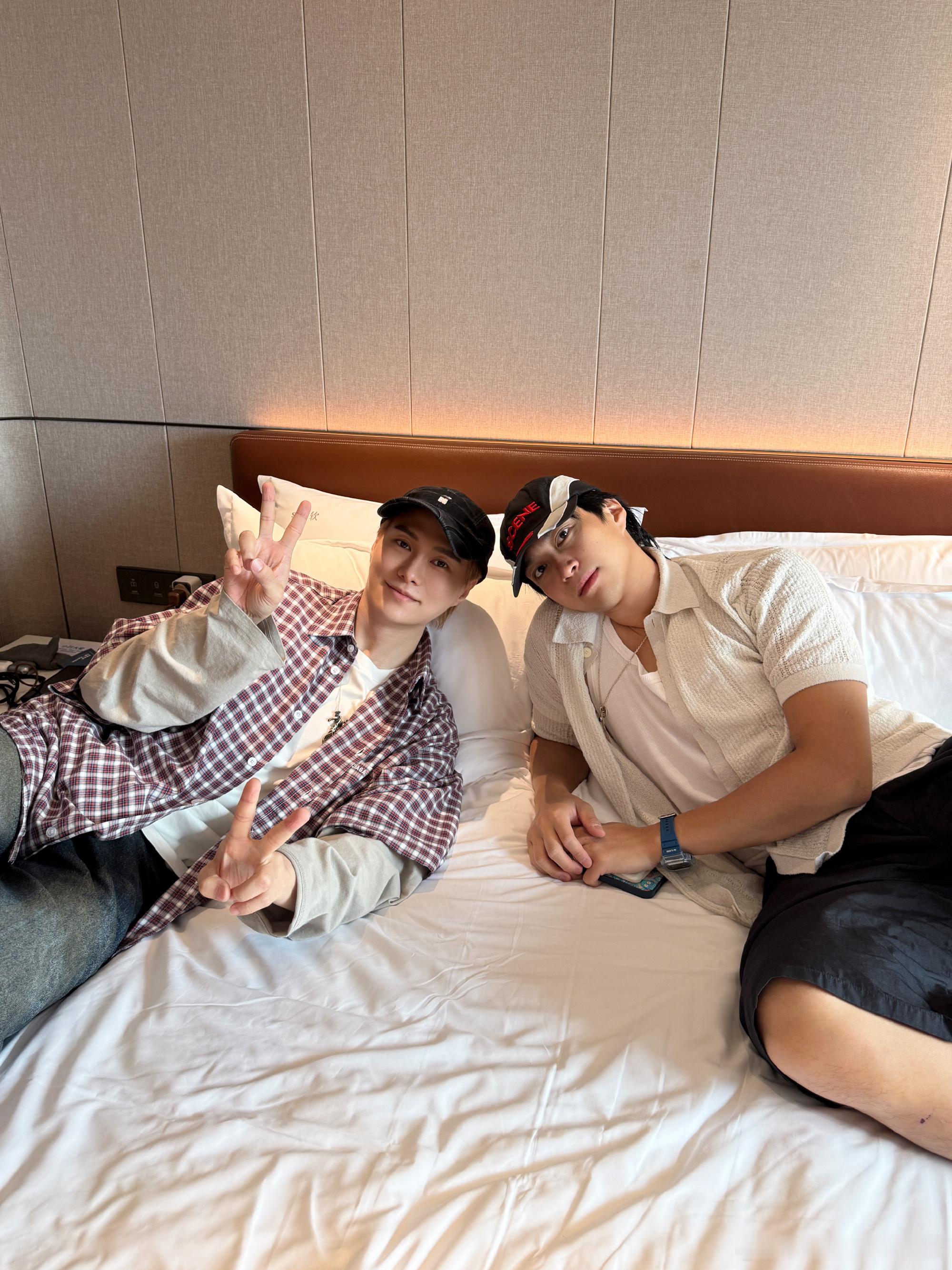 吴业坤胡鸿钧二分之一演唱会上海场明晚19点开唱！今日落地上海后晒自拍合照和粉丝们