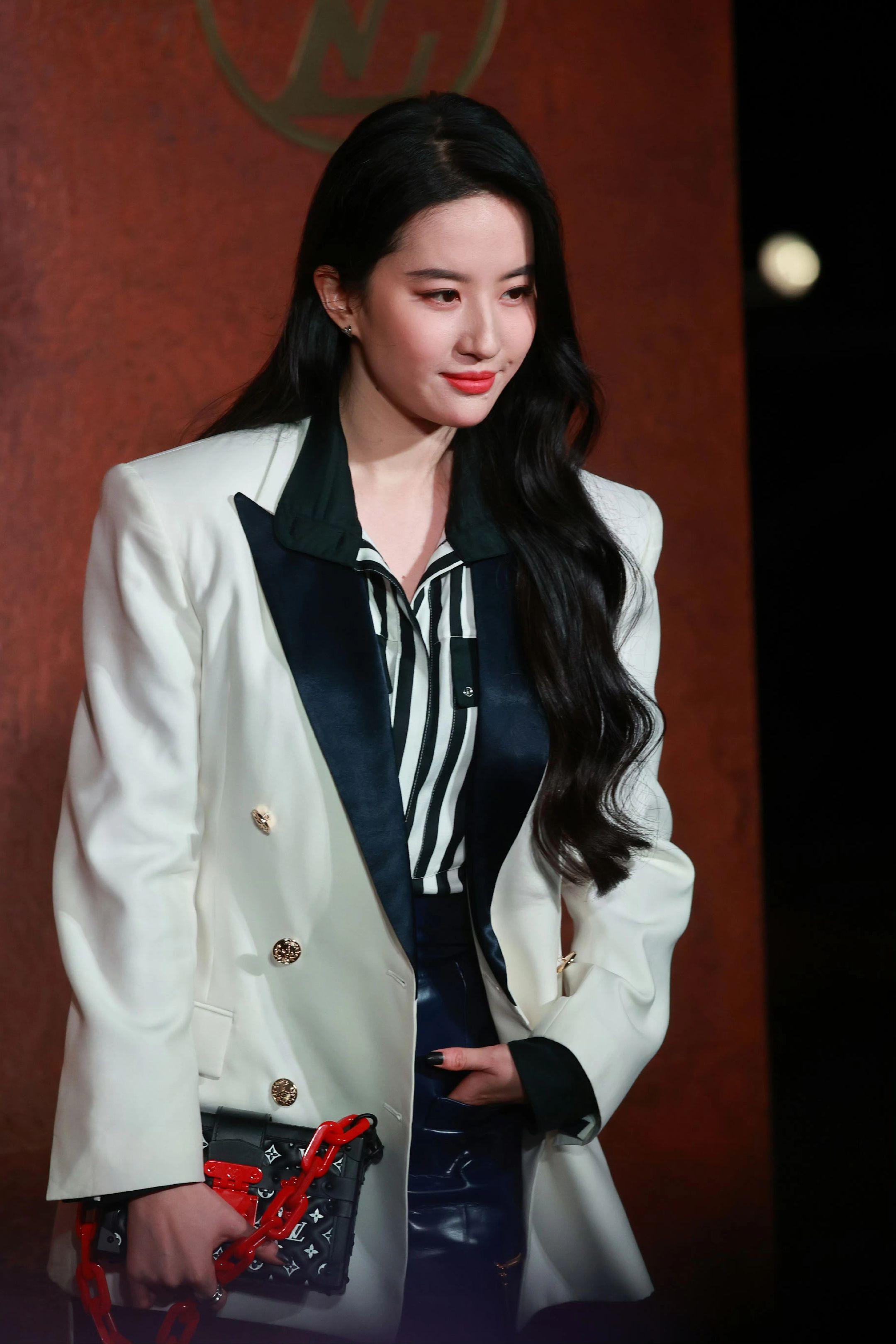 一股强劲的音乐袭来。