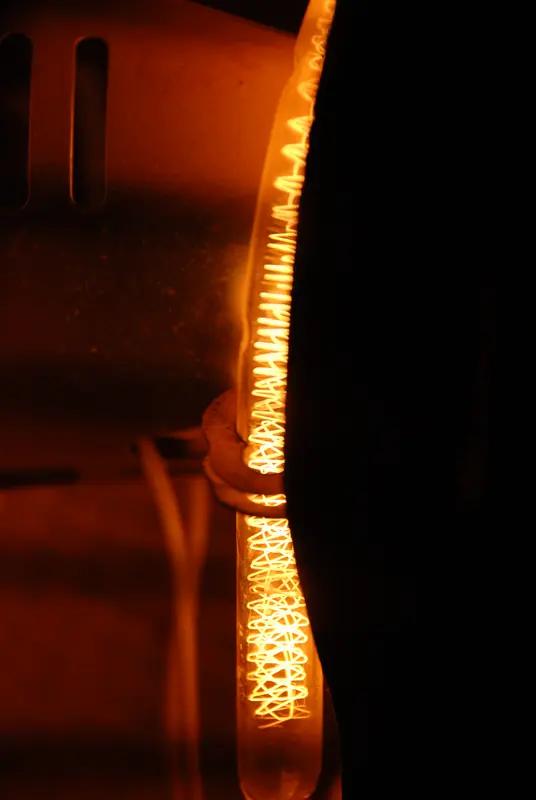 幸福是历经一天奔波，推开家门看见暖灯、闻到饭菜香，身边爱人递来拖鞋，孩子扑进怀里