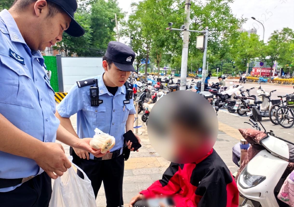 【旅客突发身体不适 民警暖心及时救助】6月23日， 民警张威接报，地铁大红门站一